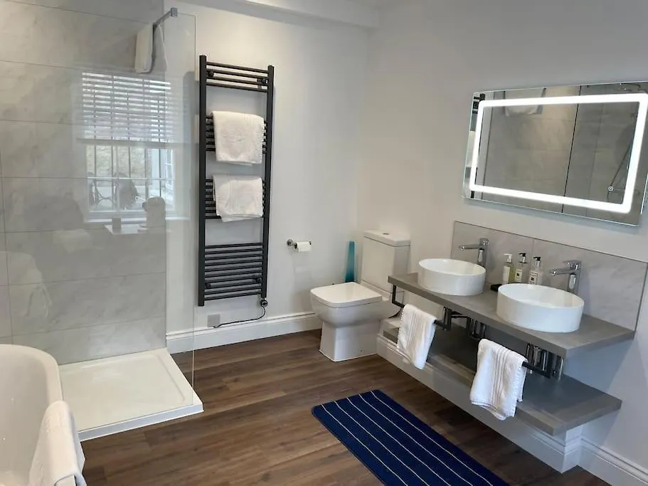 New Stunning Central 2 Bed Apartment With Parking GLOUCESTERSHIRE 0*,