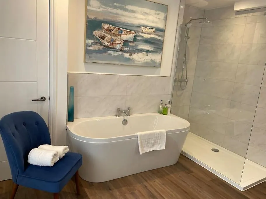 New Stunning Central 2 Bed Apartment With Parking GLOUCESTERSHIRE