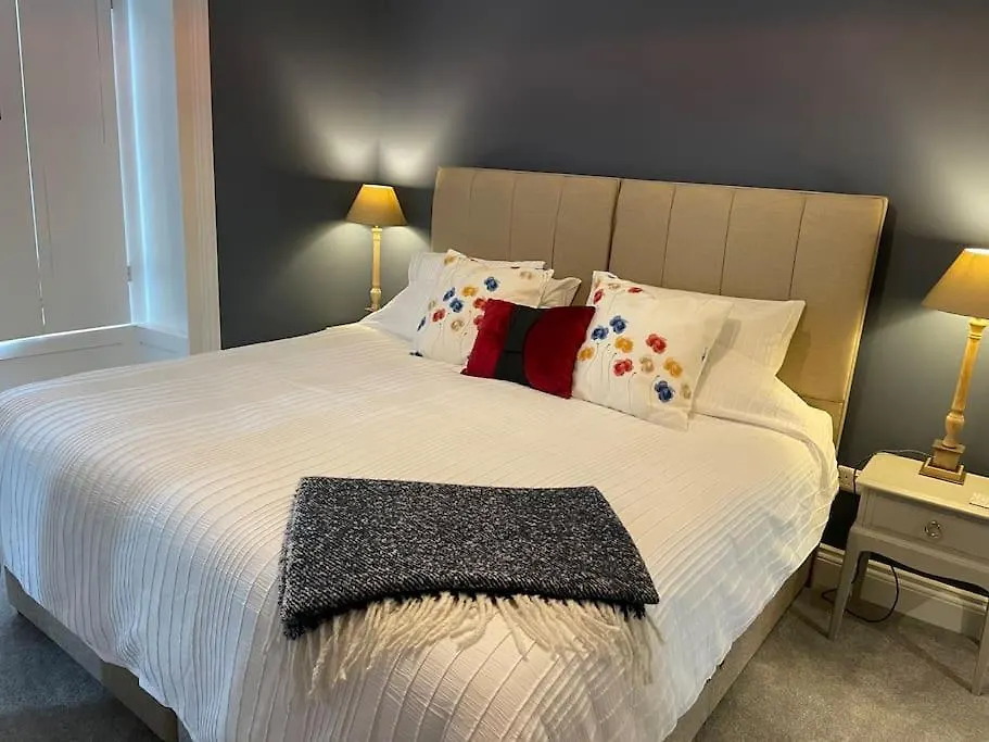 New Stunning Central 2 Bed Apartment With Parking GLOUCESTERSHIRE