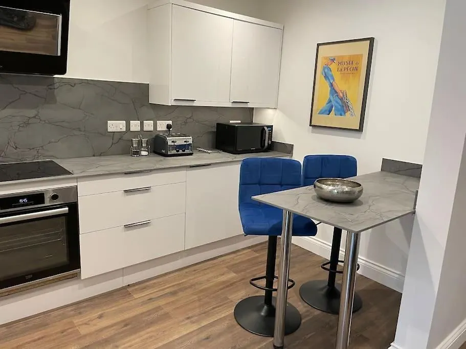 New Stunning Central 2 Bed Apartment With Parking GLOUCESTERSHIRE