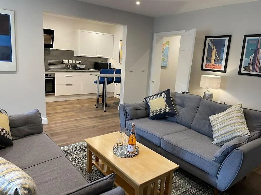 New Stunning Central 2 Bed Apartment With Parking GLOUCESTERSHIRE
