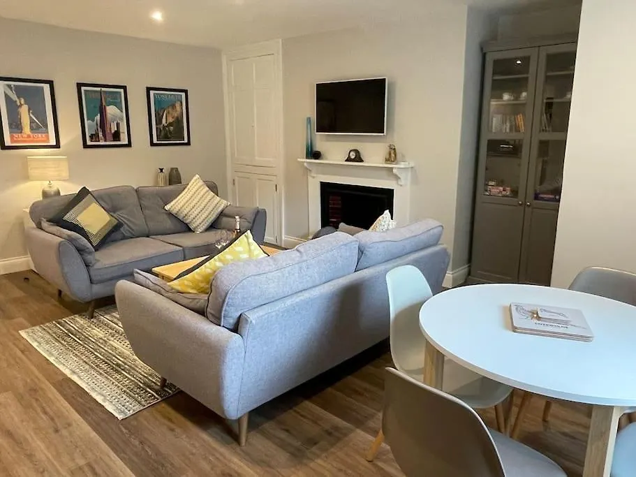 New Stunning Central 2 Bed Apartment With Parking GLOUCESTERSHIRE