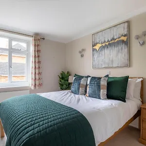 1 Bedroom With Parking Apartment